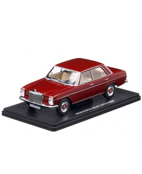 Časopis s modelem Mercedes...